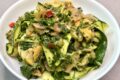 Insalata di zucchine grigliate con salmone affumicato e funghi sott’olio