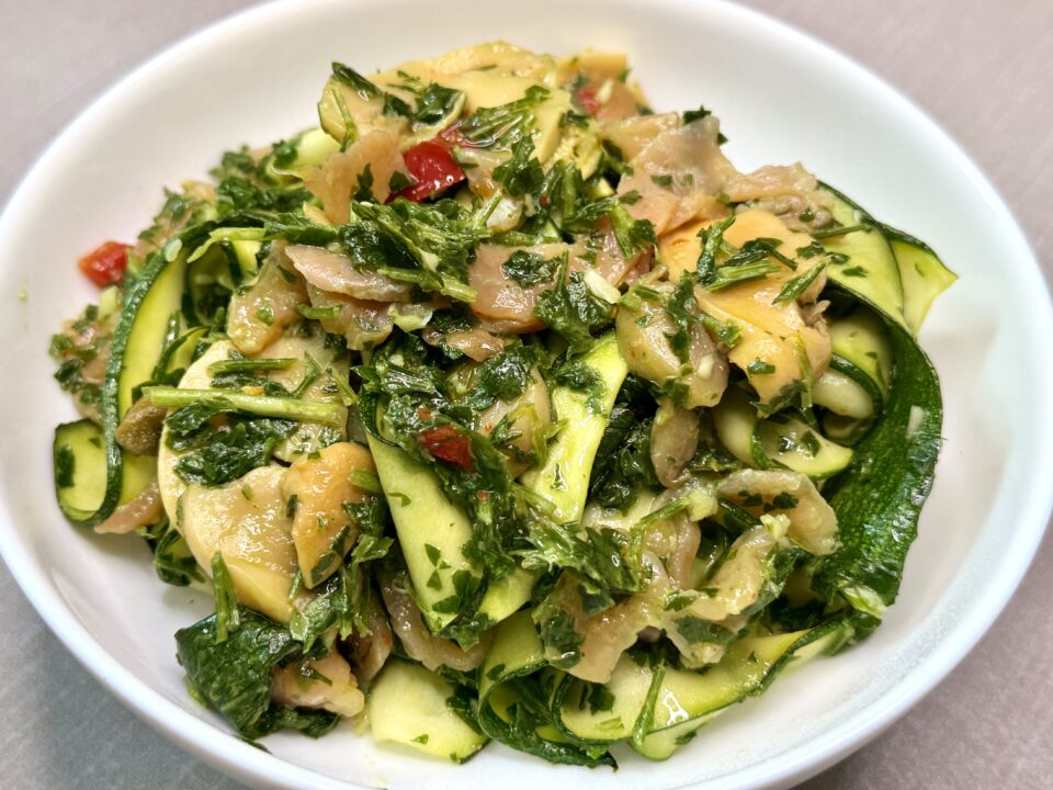 Insalata di zucchine grigliate con salmone affumicato