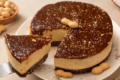Cheesecake arachidi, cocco e caramello senza cottura: cremosa, golosa e irresistibile