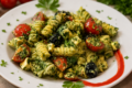 Pasta fredda vegana con tofu e pomodorini: cremosa, fresca e pronta in pochi minuti