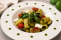 Pasta fredda tricolore con crema di basilico, zucchine, pomodorini e robiola
