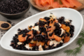 Insalata di riso nero con salmone, pomodorini e primo sale