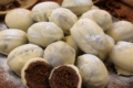 Noci dolci al cacao con crema cappuccino e cioccolato bianco