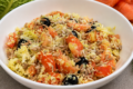 Insalata di verza con salmone affumicato, pomodorini e olive: fresca e veloce