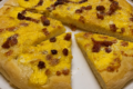 Pizza Carbonara fatta in casa: ricetta cremosa con guanciale, uova e Pecorino