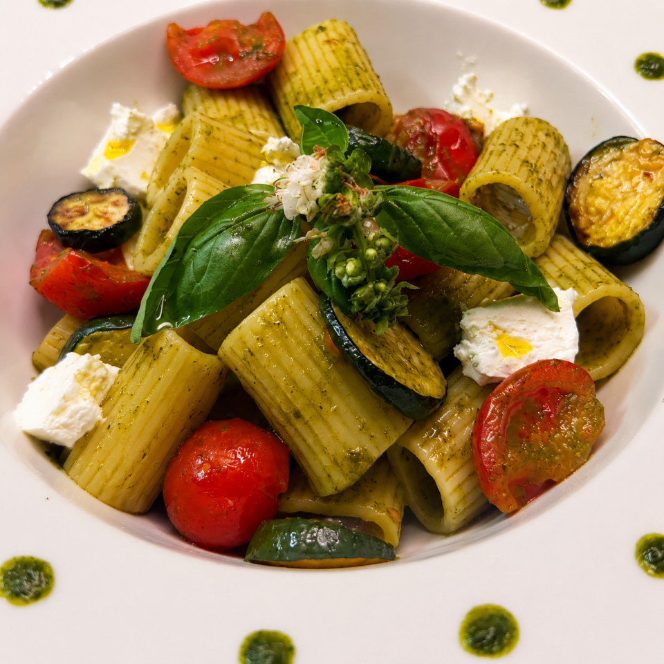 Pasta fredda tricolore con crema di basilico
