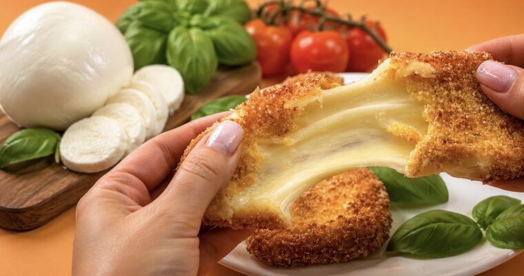 Mozzarella impanata e fritta: croccante e filante, ricetta facile