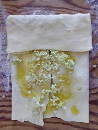 scaccia con il fiore di sambuco: ricetta siciliana