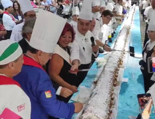 Il cannolo siciliano più lungo del mondo, realizzato a Caltanissetta