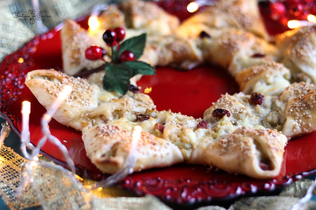 Stella di Natale di pasta sfoglia con broccoli e salsiccia