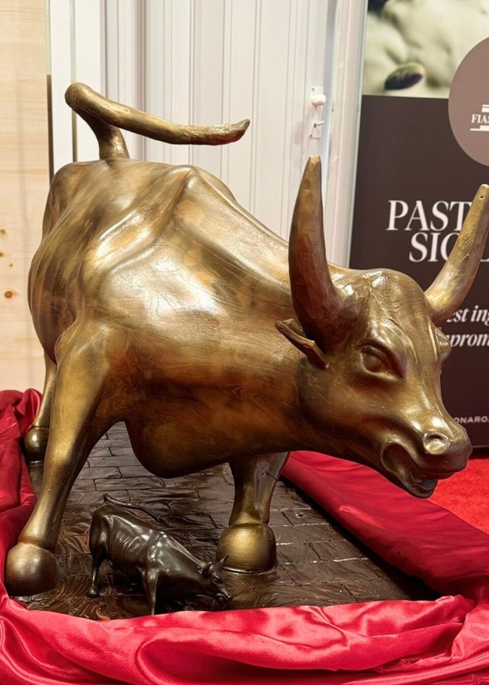 Fiasconaro stupisce New York con il Toro di Wall Street di cioccolato