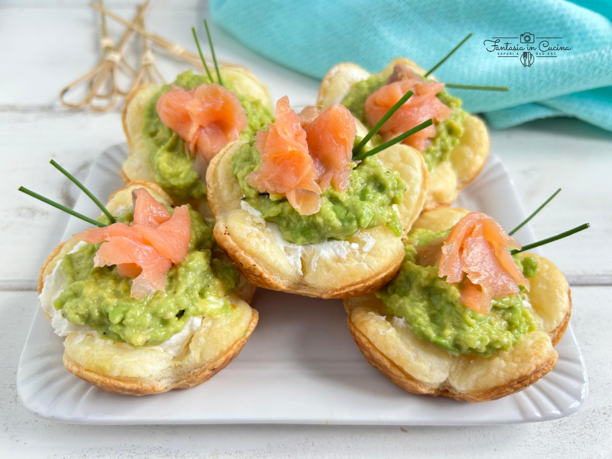Cestini di pasta sfoglia con salmone e avocado