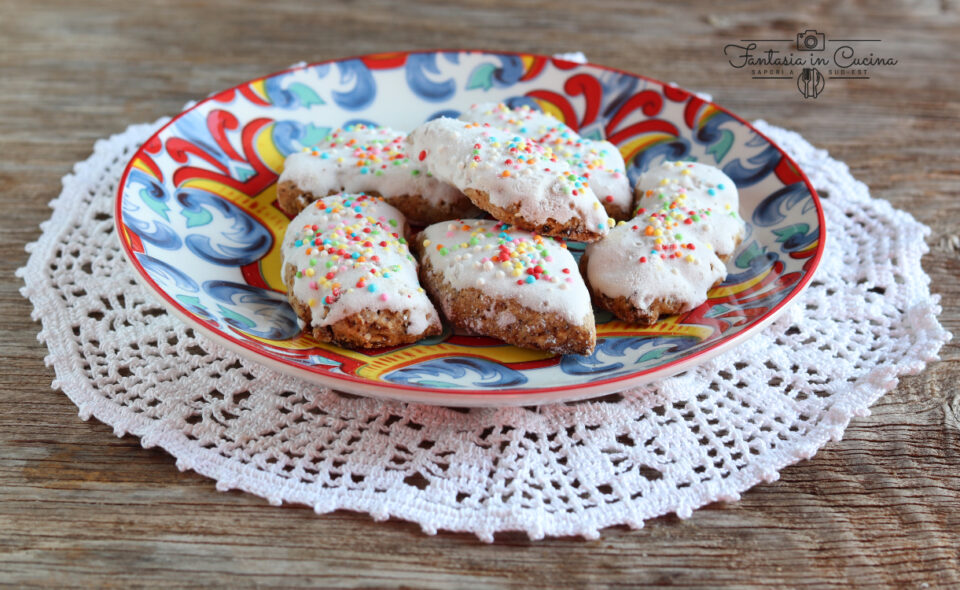 Parmetti di Scicli – biscotti di Natale alle mandorle con glassa bianca