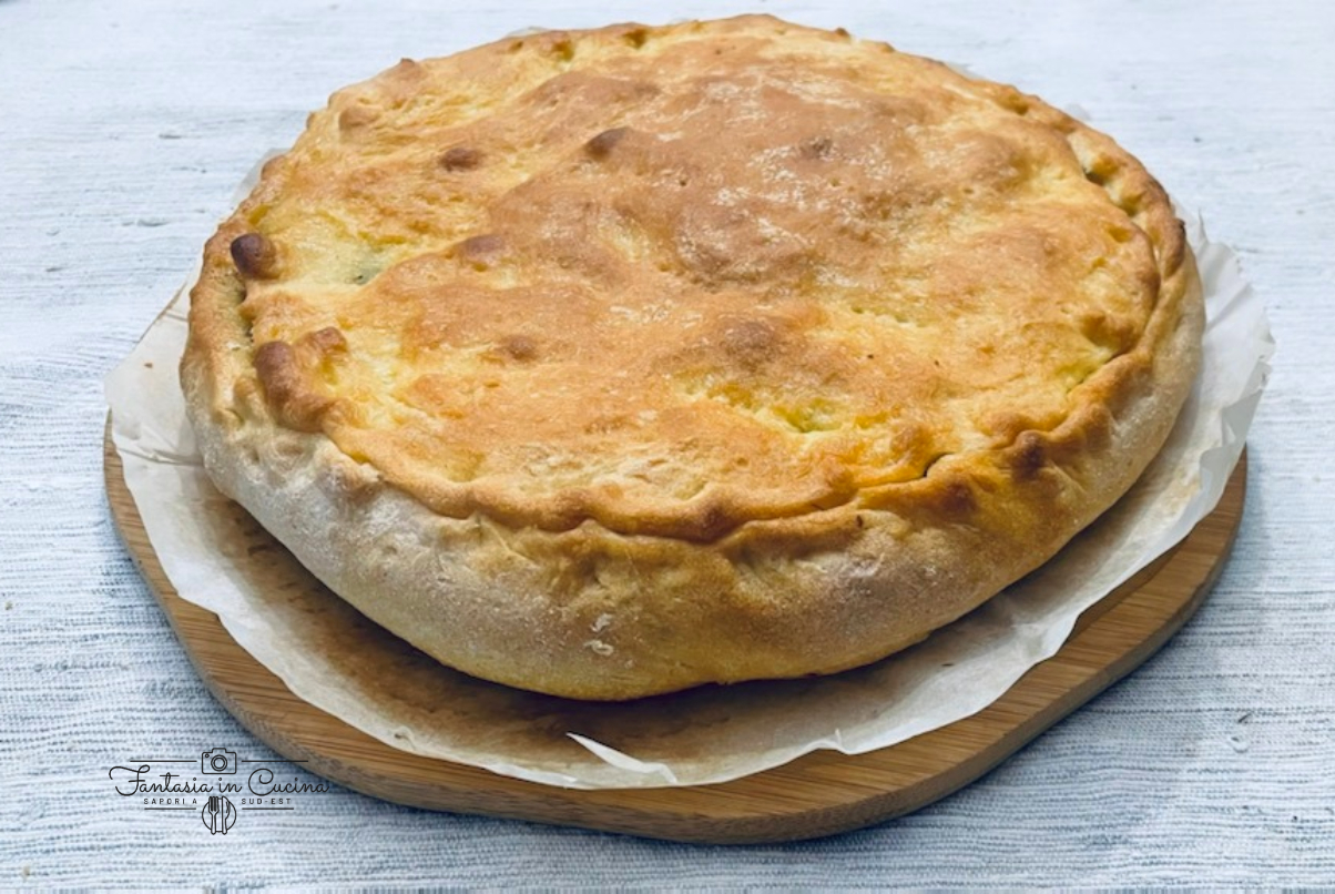 Pizza di scarola napoletana: torta salata con scarola, olive e acciughe