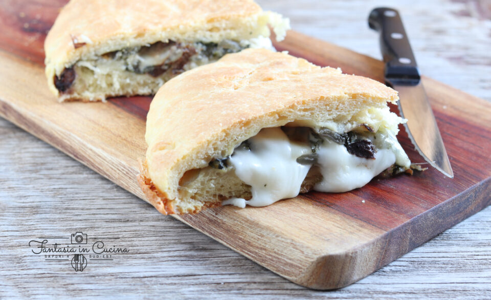 Pizza di scarola napoletana: torta salata con scarola, olive e acciughe