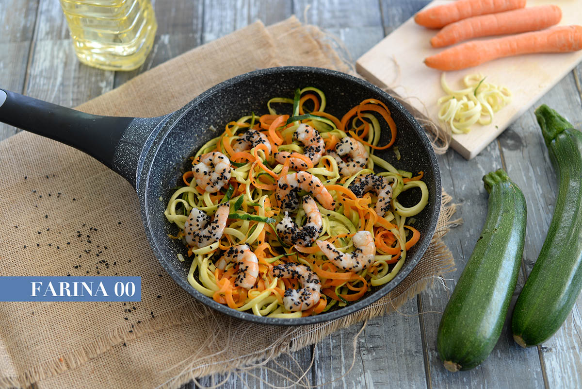 SPAGHETTI DI ZUCCHINE E CAROTE CON GAMBERI SALTATI | Farina 00