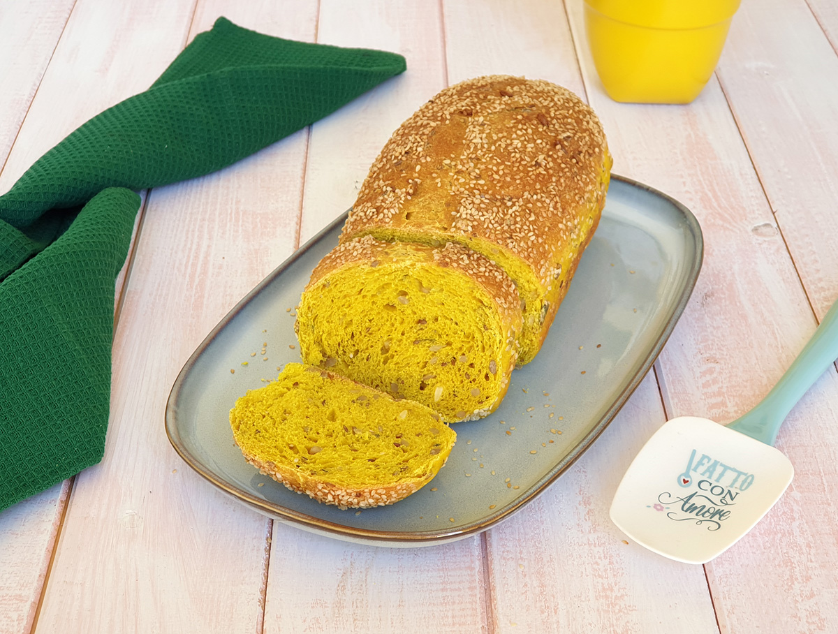 PANE ALLA CURCUMA CON SEMI