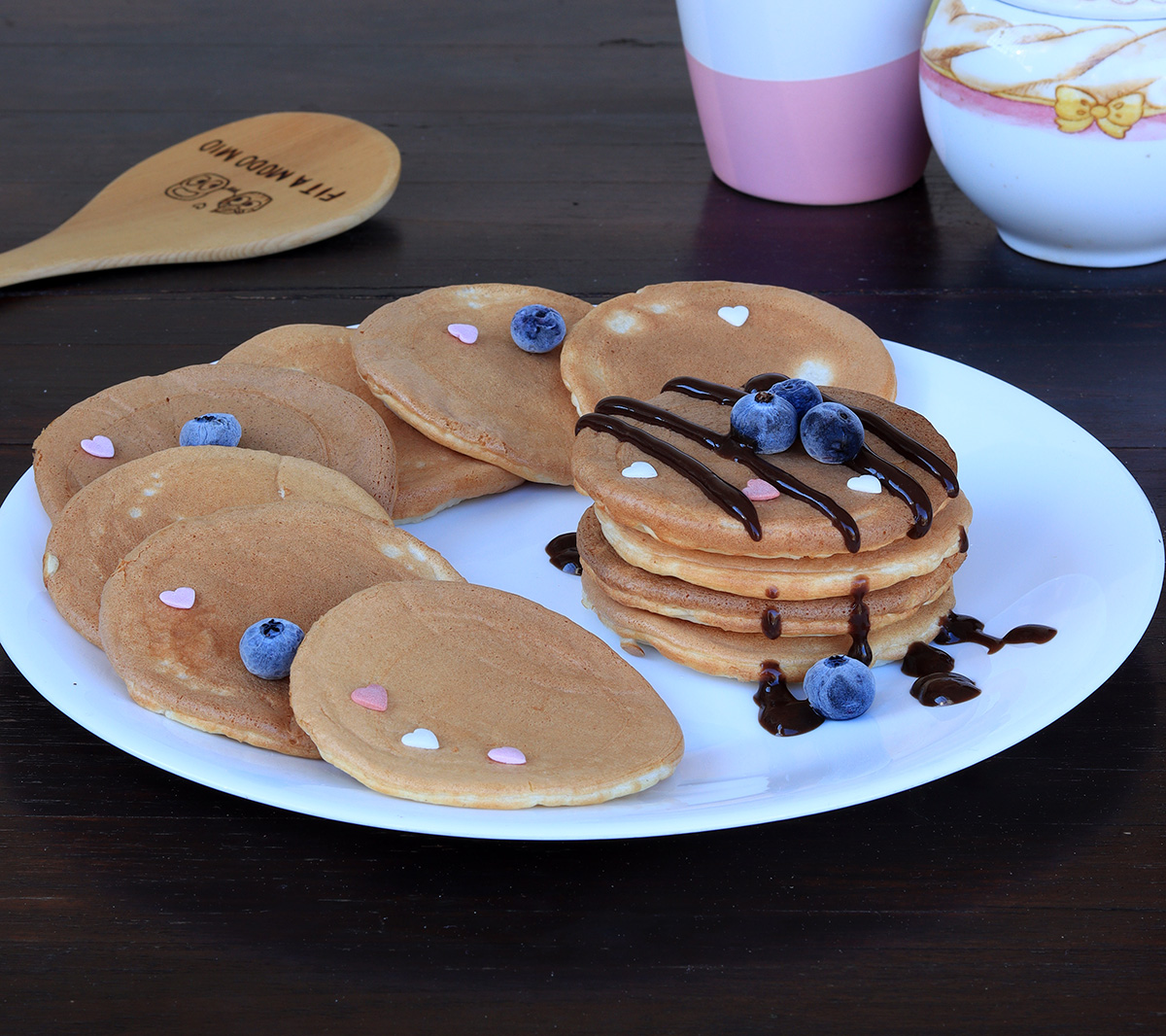 Frittura di pancake a base di kefir in una pentola da cucina su