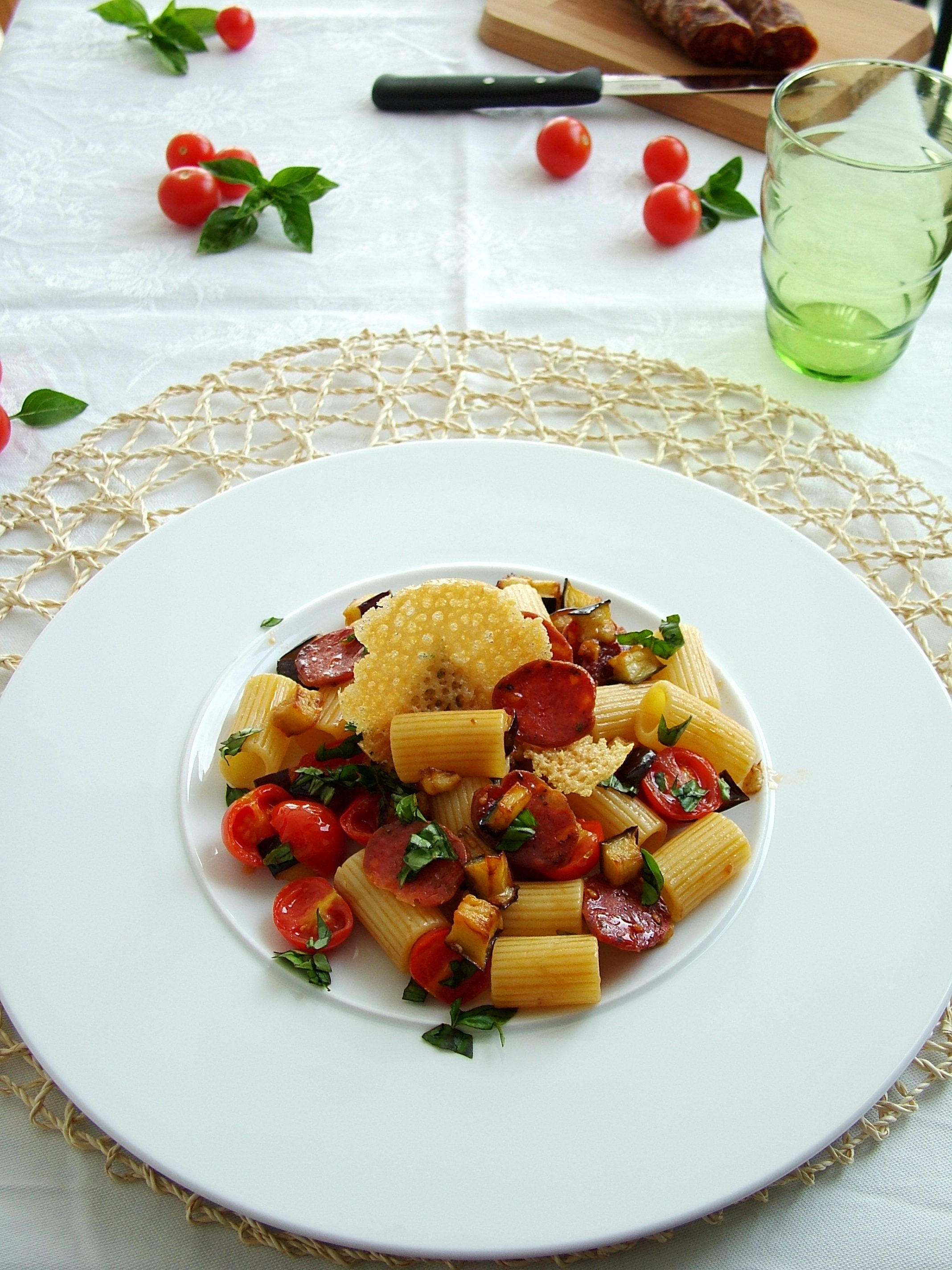 Mezzi rigatoni con melanzane, pomodorini e salsiccia calabrese - Il ...