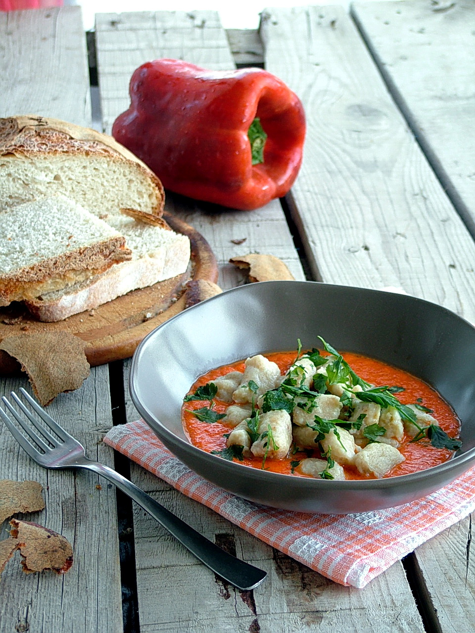 gnocchi di pane raffermo al gorgonzola su crema di peperoni