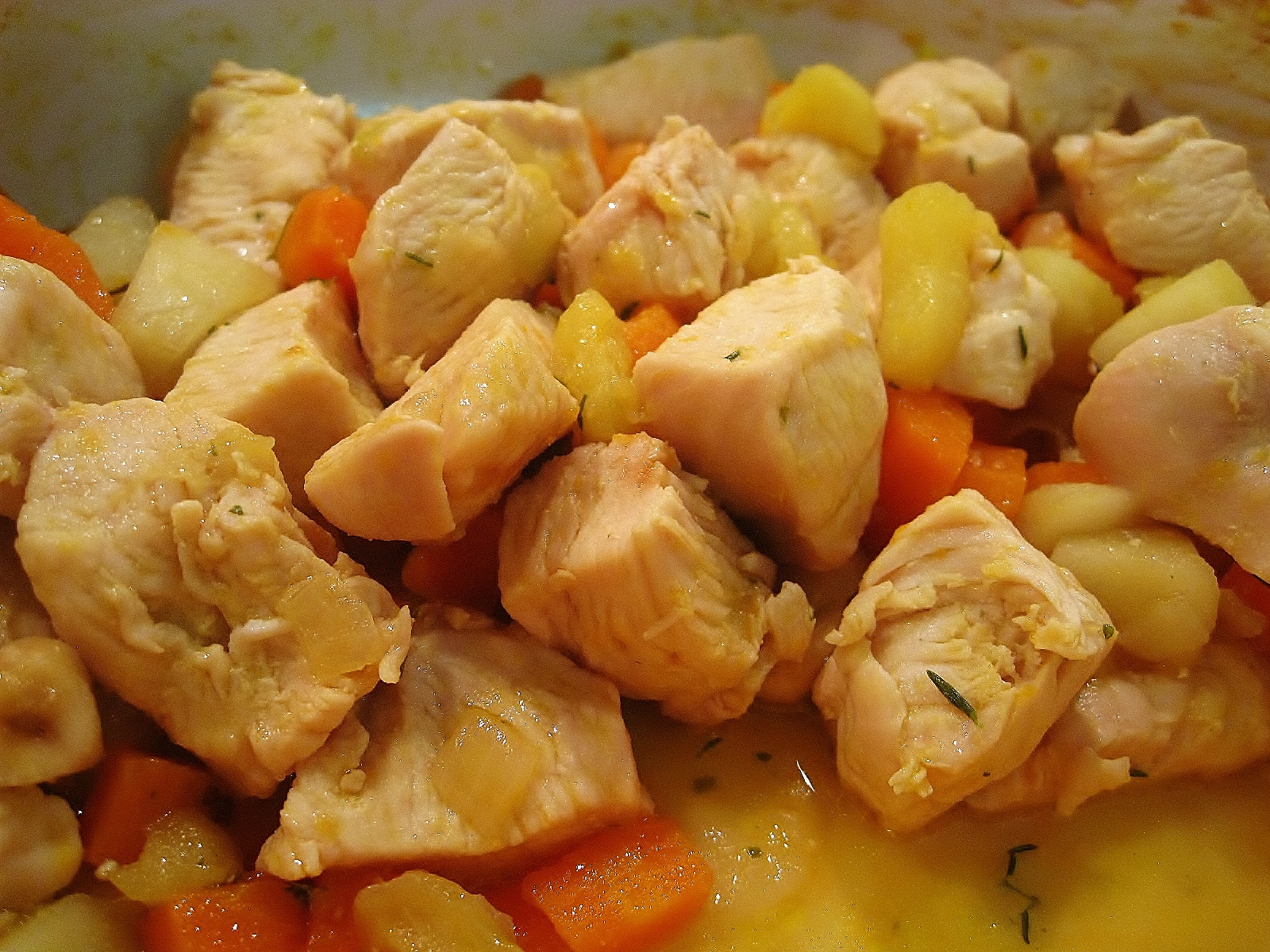 Bocconcini di pollo con carote, mela e nocciole
