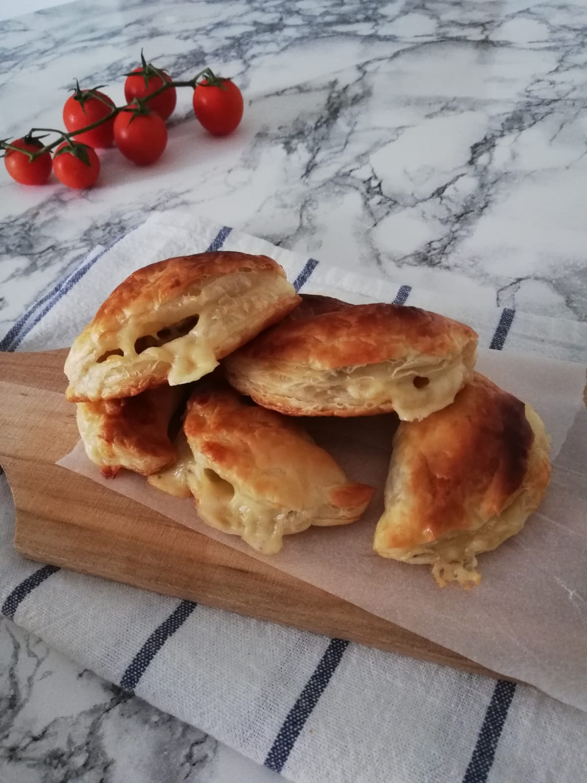 rustici di sfoglia con funghi e formaggio