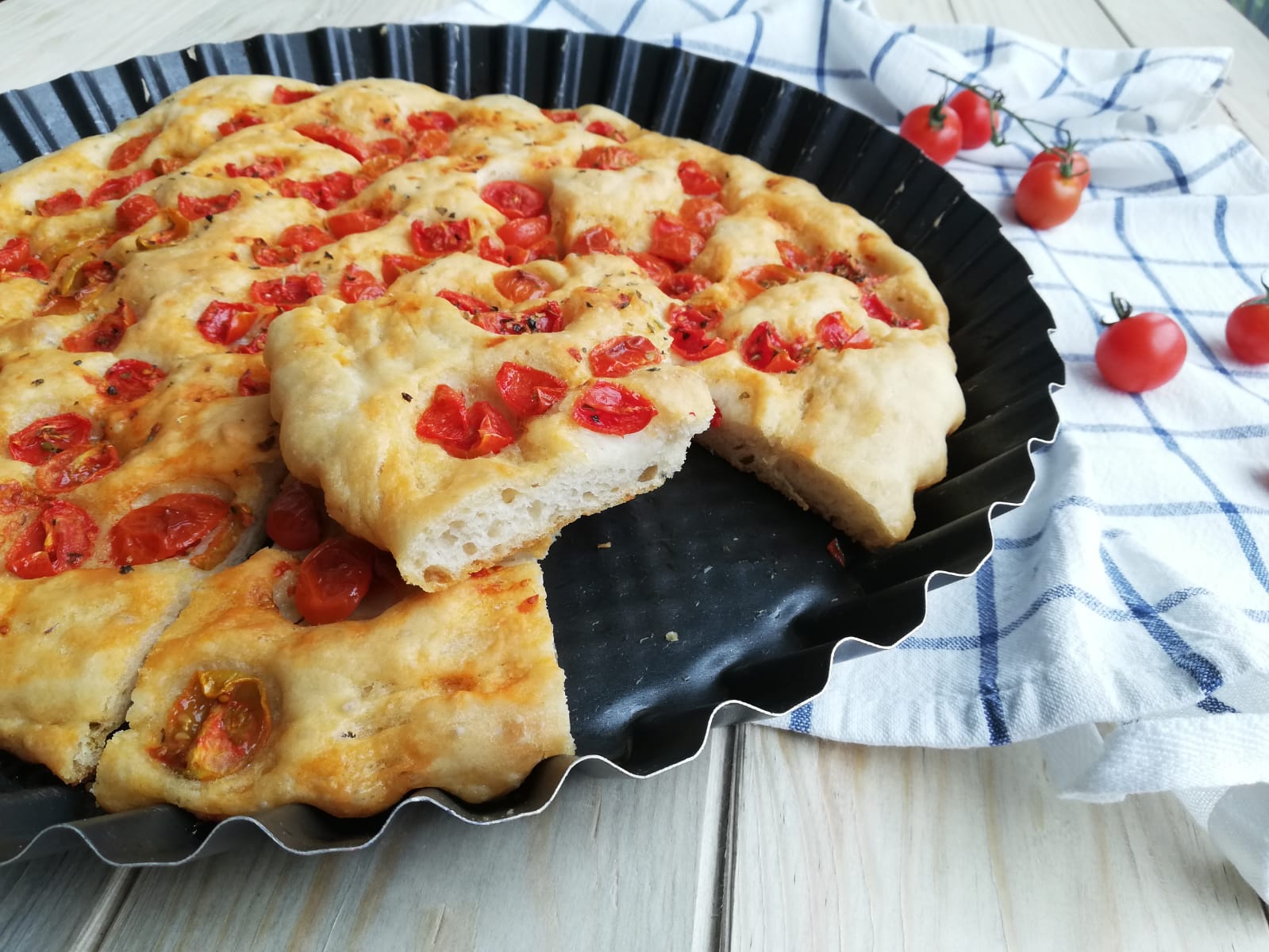 pizza senza impasto con pomodorini orizzontale