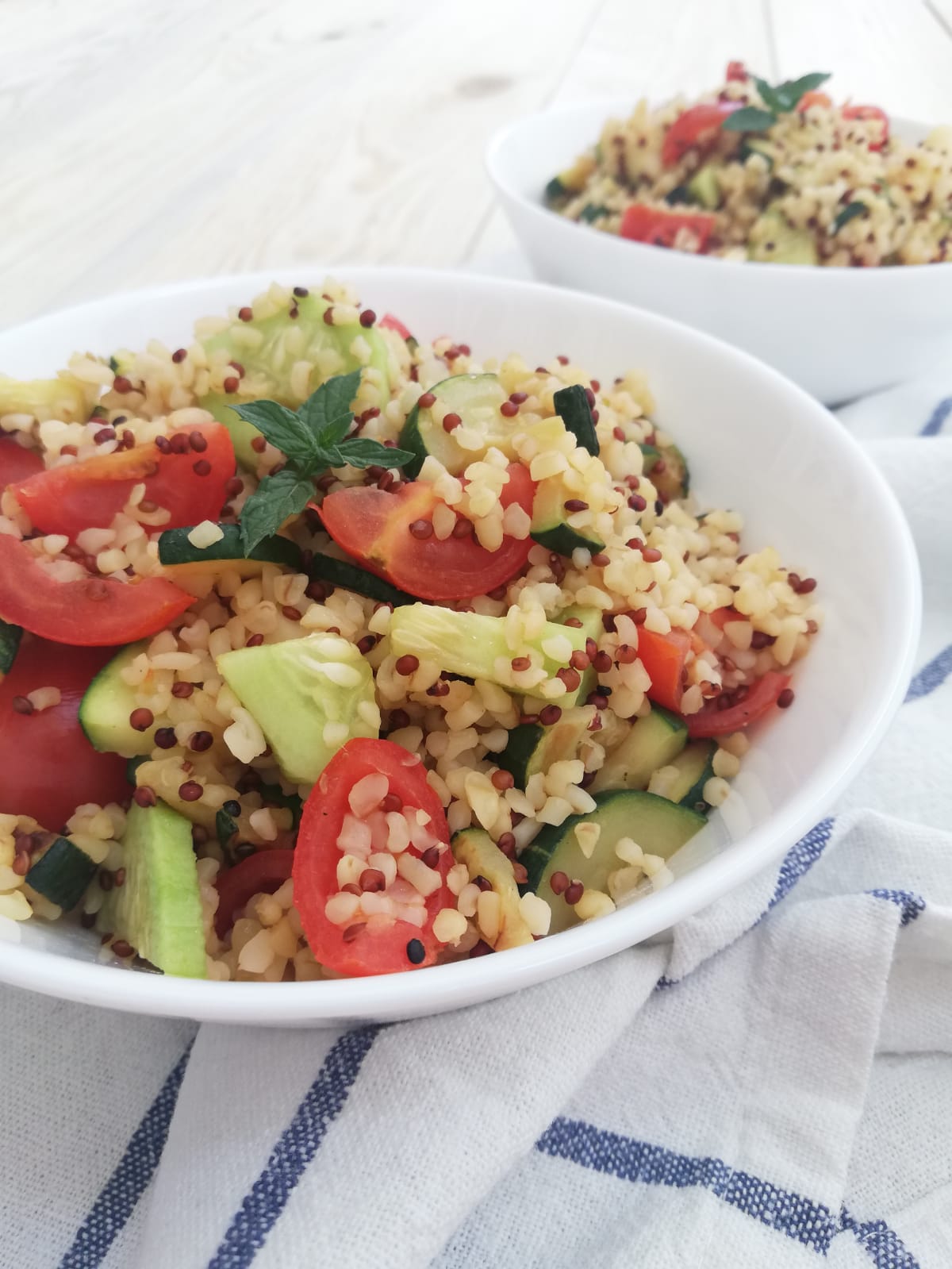 insalata di quinoa e bulgur con zucchine e pomodori vert