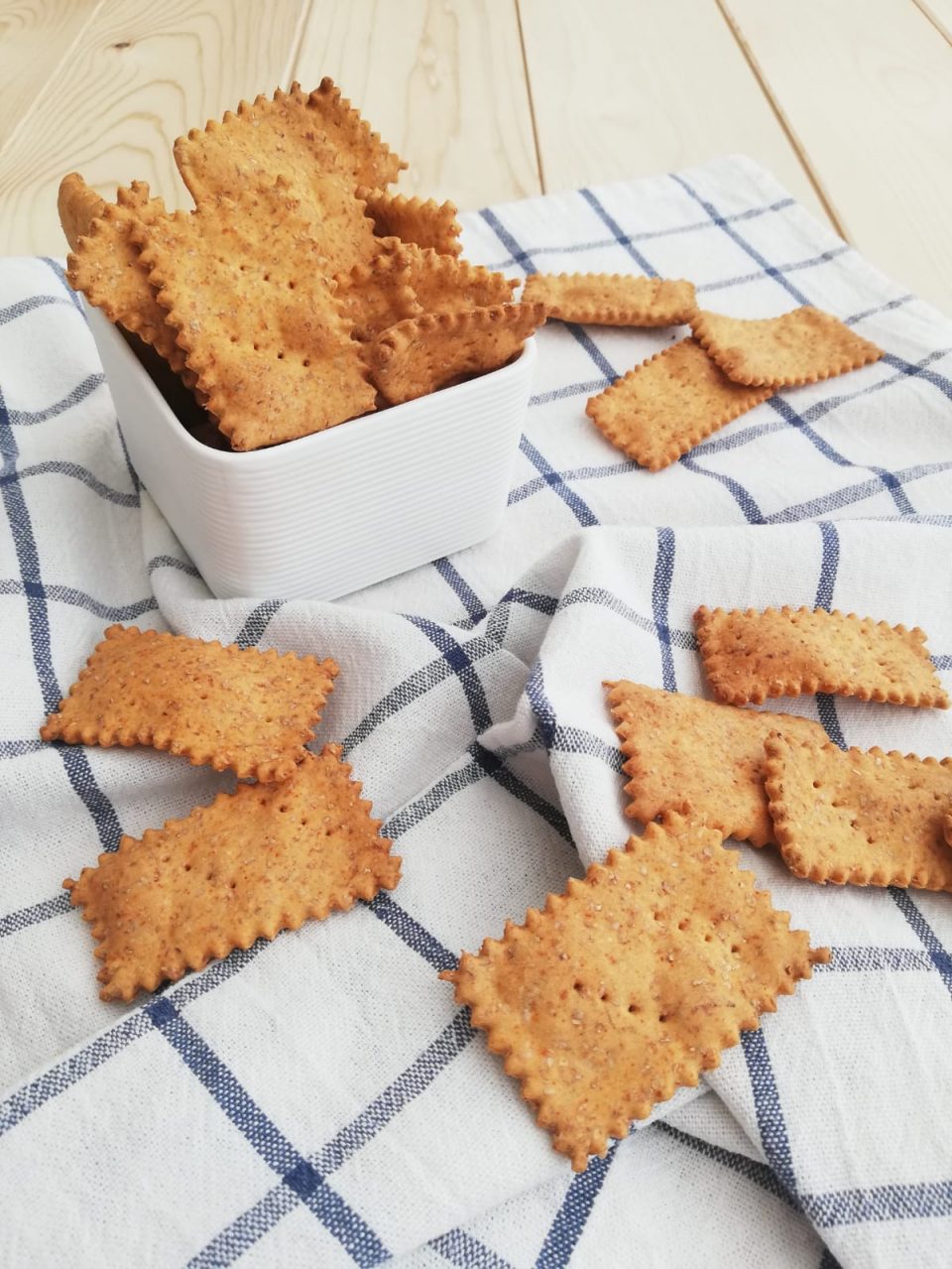 crackers fatti in casa alla paprika vert1