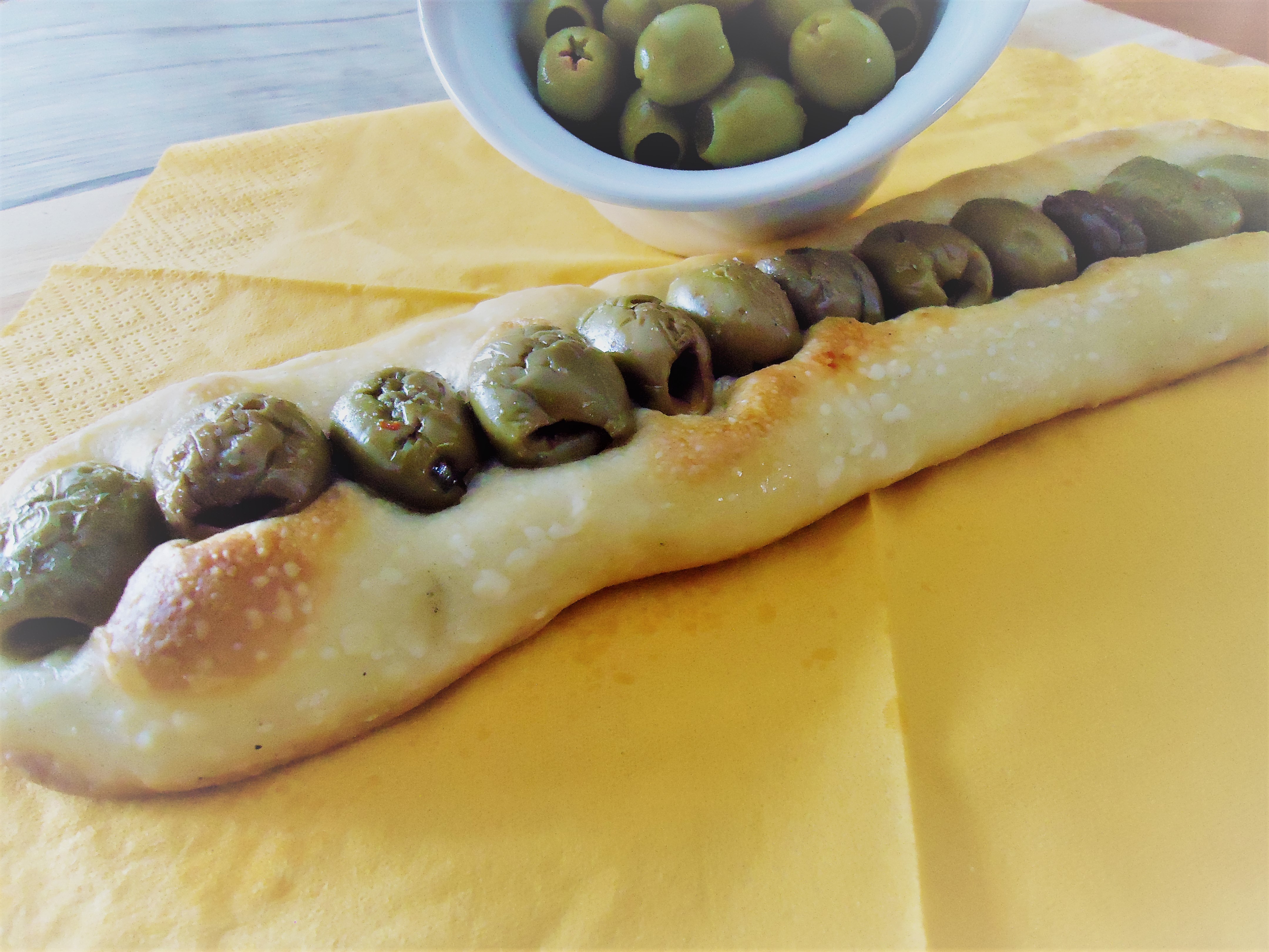 Focaccia alle olive verdi