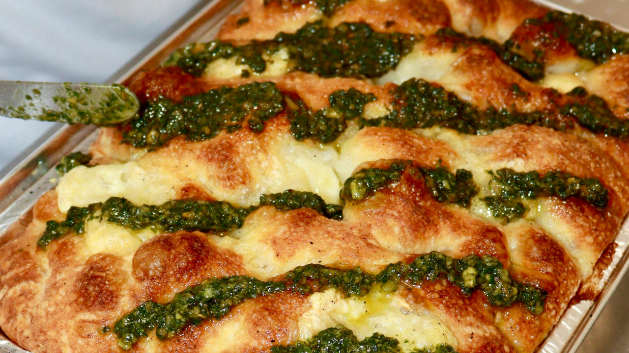 FOCACCIA AL PESTO soffice, con formaggio nell’impasto