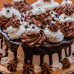 Torta gelato fatta in casa con base semifreddo e cioccolato