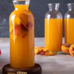 Cosa bere in estate? Il succo di pesche fatto in casa fresco e pronto in 5 minuti