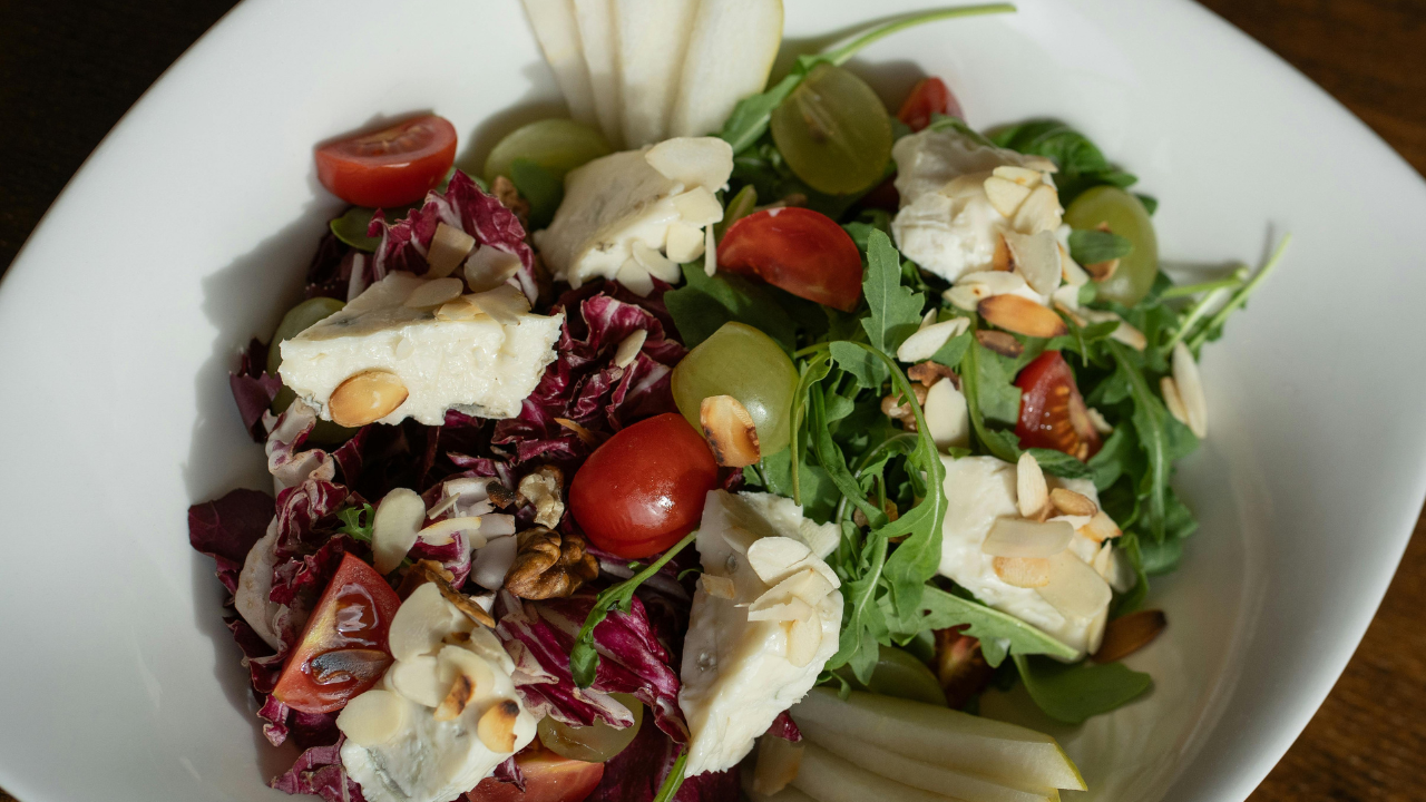 Insalata uva e gorgonzola con pera noci e mandorle