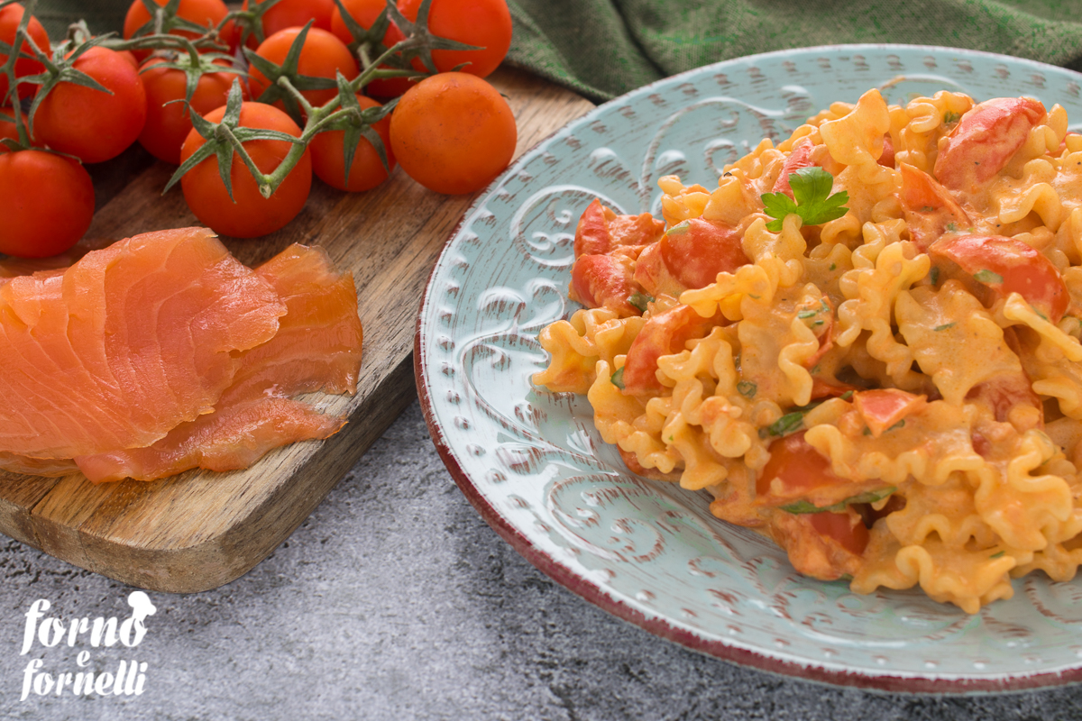 Pasta salmone e pomodorini, cremosa e sfiziosa - Forno e fornelli