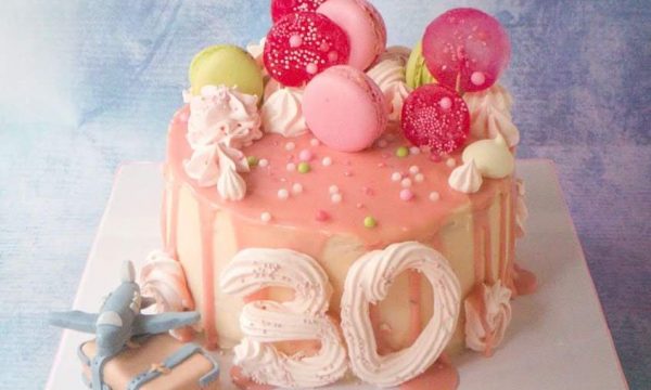 Drip cake in rosa