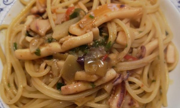 Spaghetti rustichelli calamari e carciofo , un primo piatto gustoso
