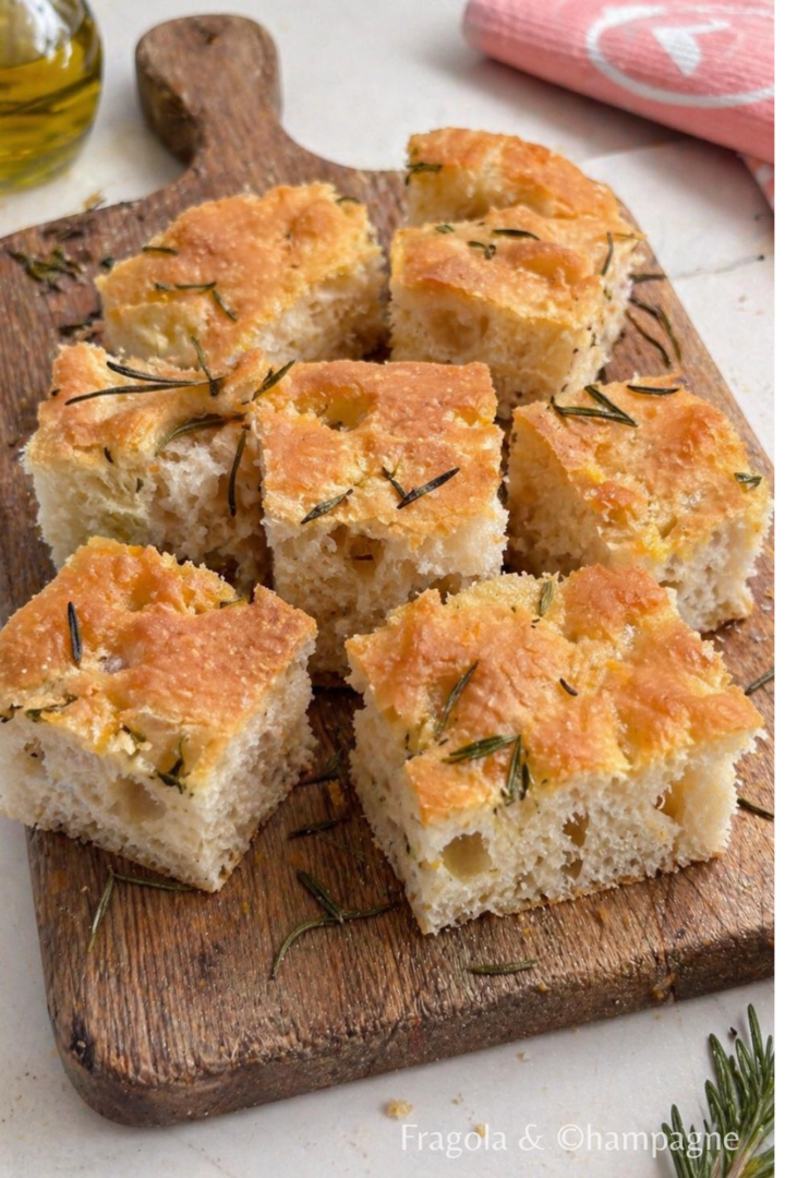 focaccia al rosmarino soffice fatta in casa alta e alveolata