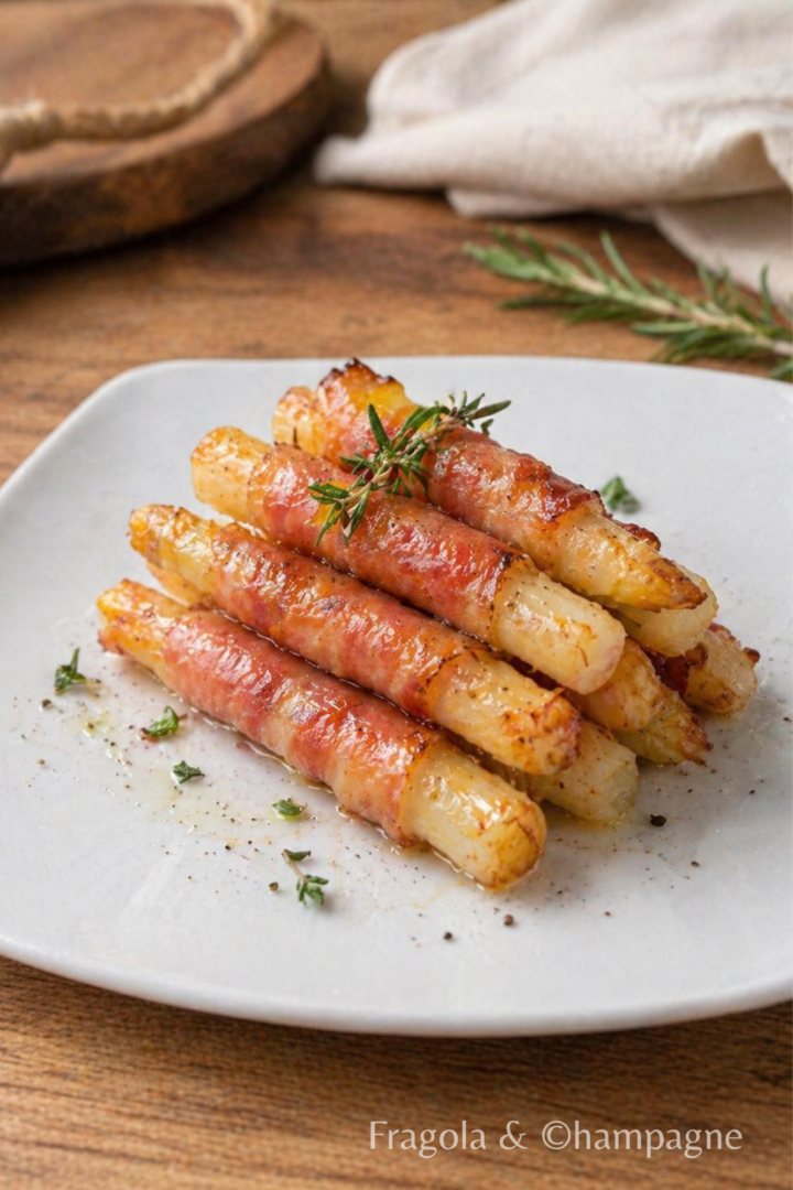 Involtini di asparagi con pancetta croccante appena sfornati