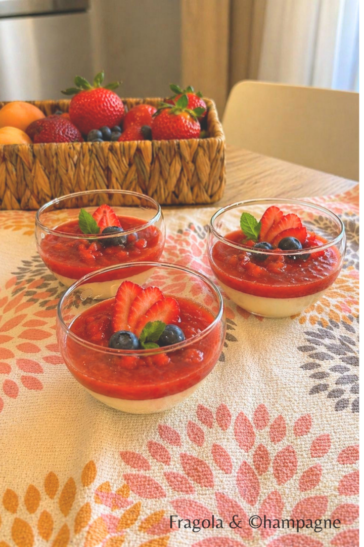 Panna cotta alle fragole senza gelatina cremosa e fatta in casa