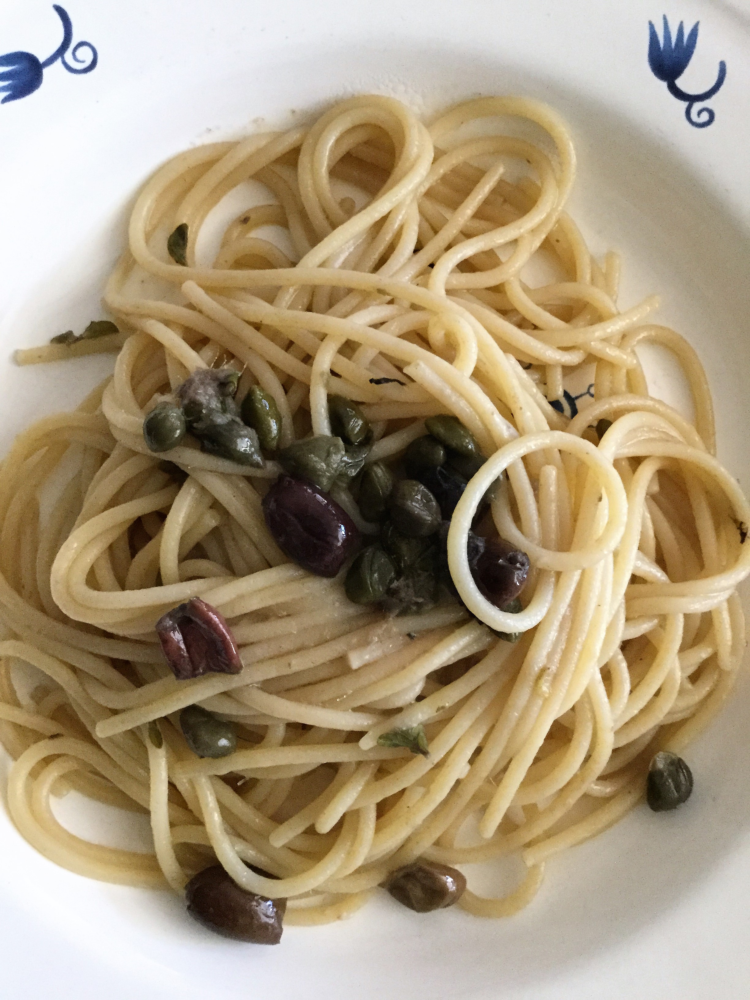 Spaghetti con acciughe, un velocissimo primo da preparare in attesa che