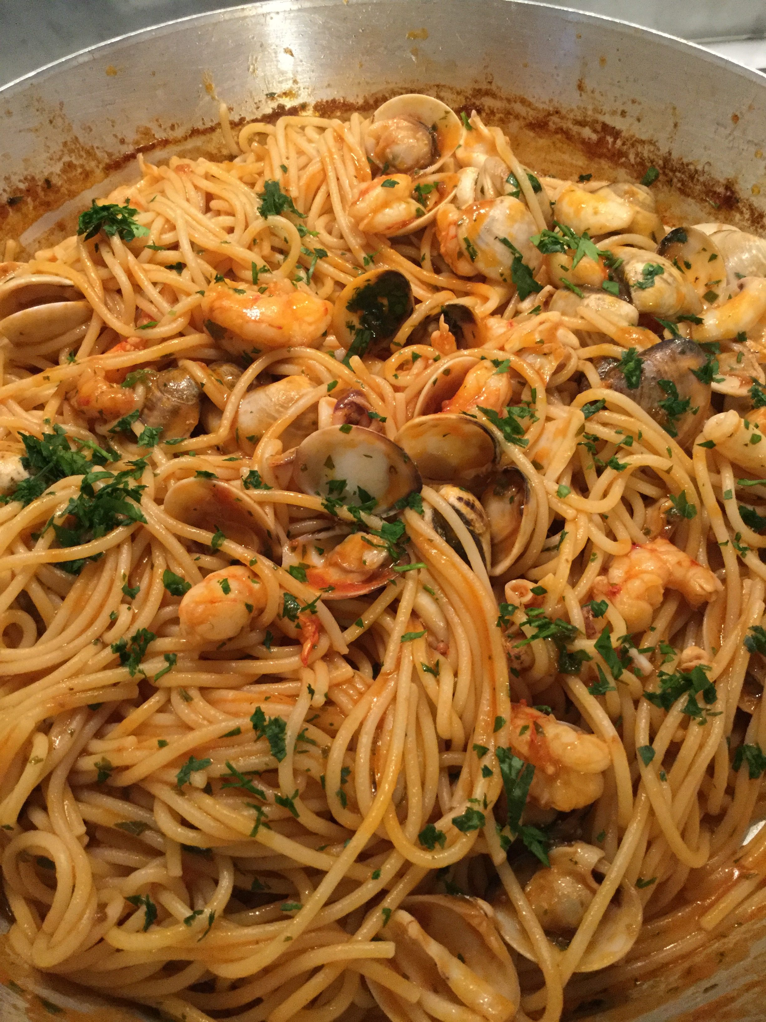 Spaghetti di mare al pomodoro | Un primo di pesce goloso