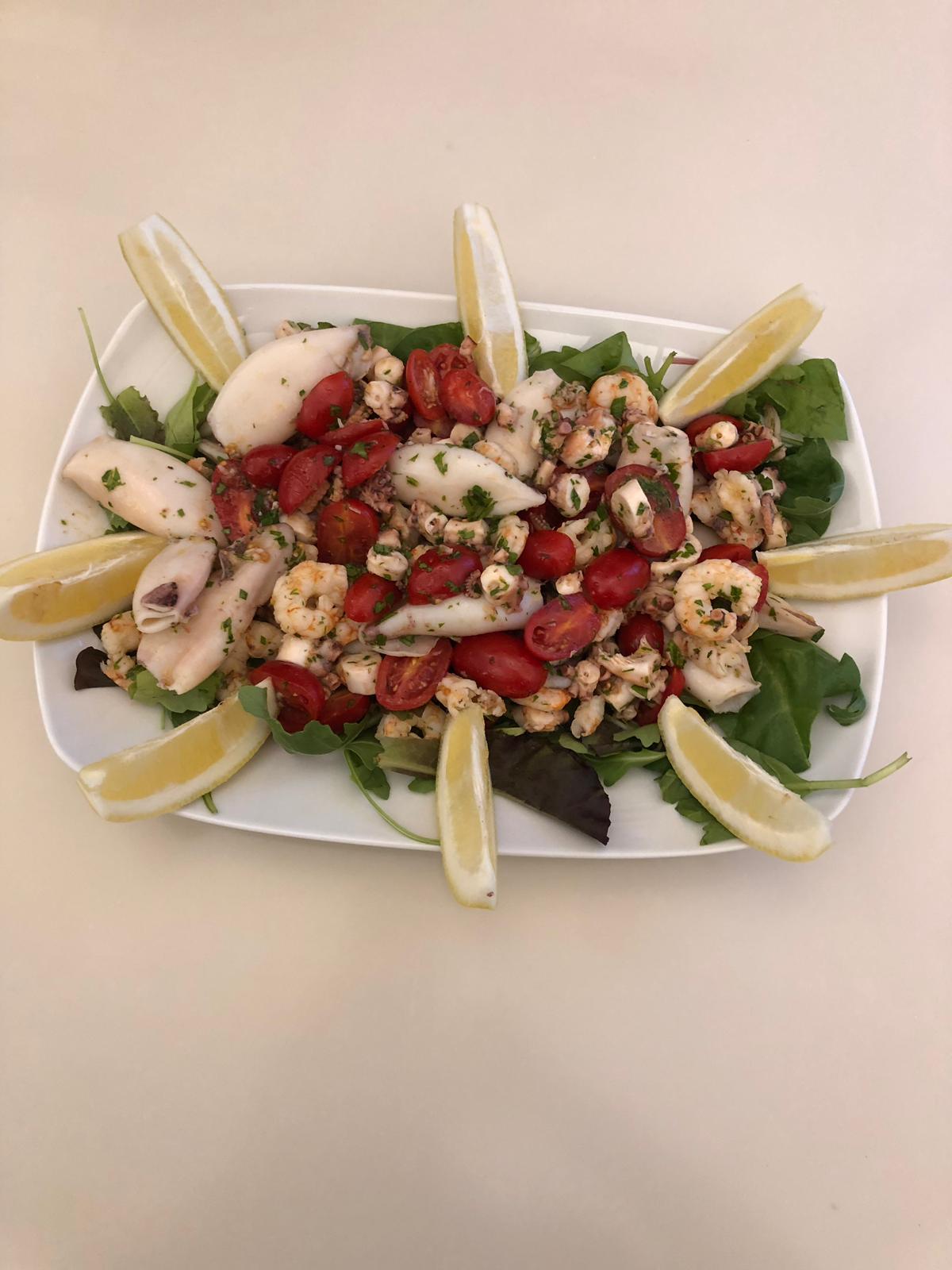 Insalata di mare Piatto della tradizione mediterranea