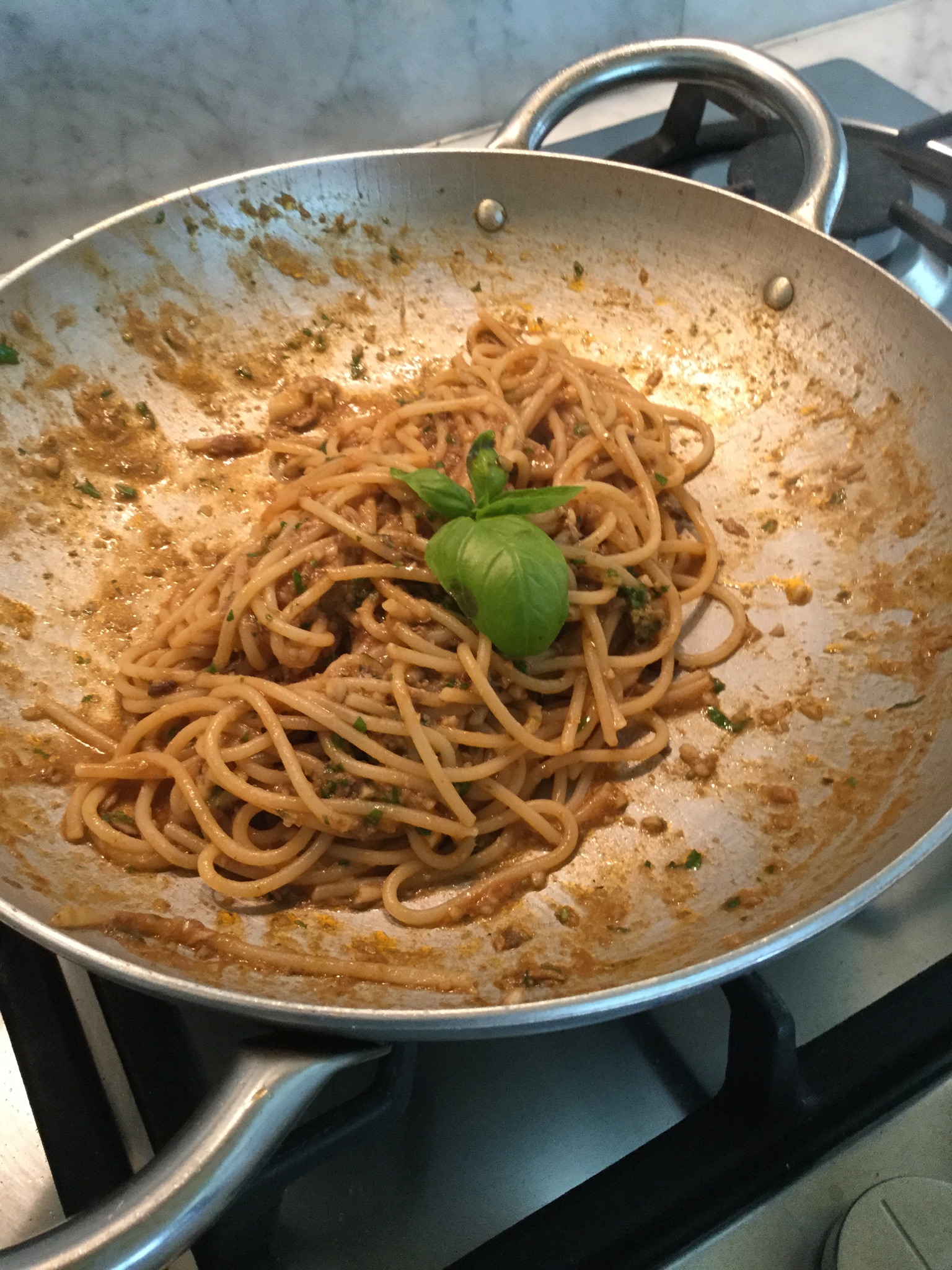 Spaghetti con acciughe e pesto