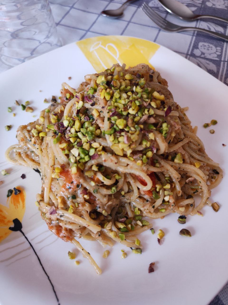 Spaghetti integrali di farro con granella di Pistacchi pinoli e