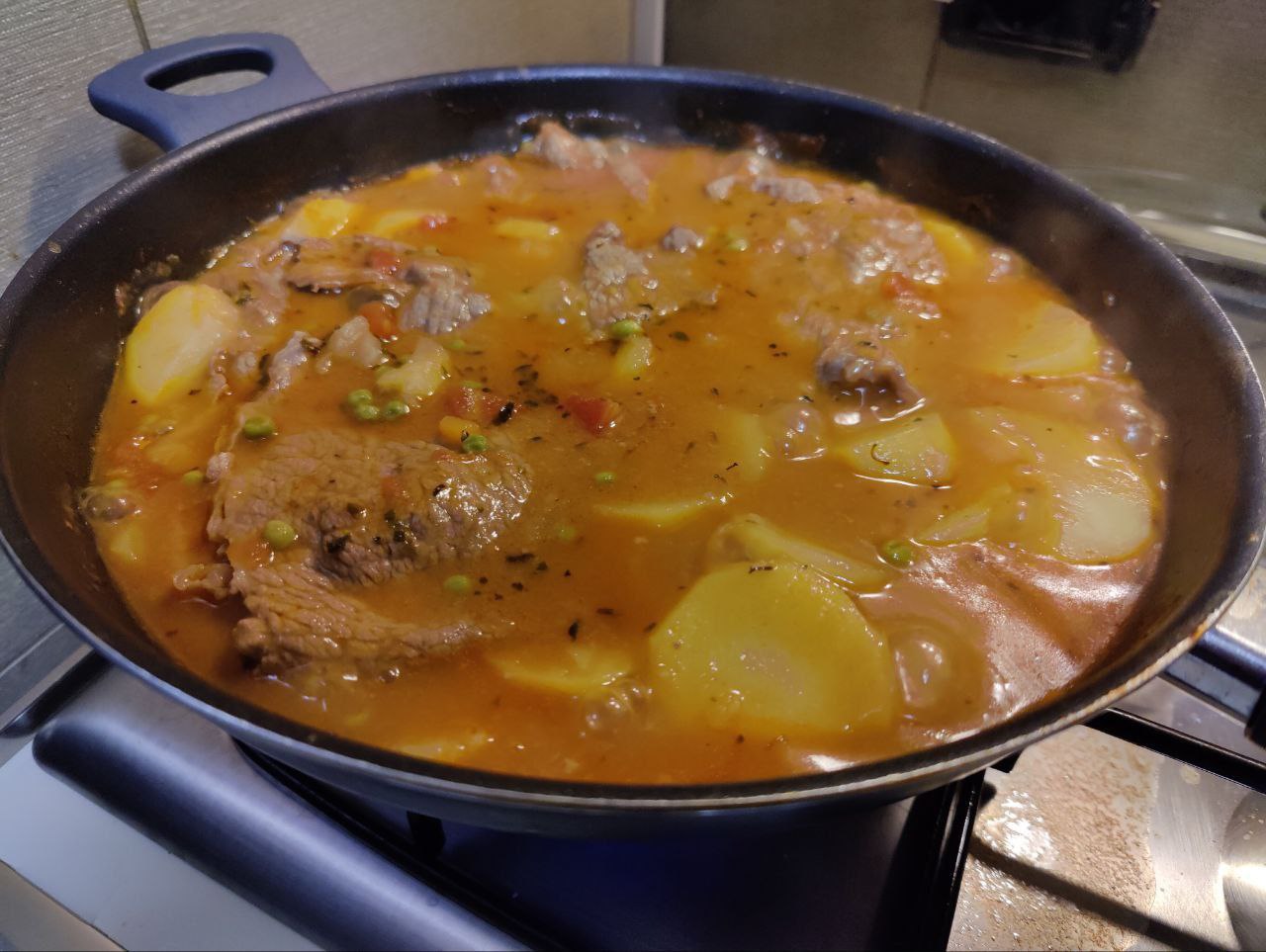 Carne a spezzatino con patate e piselli - Blog di franpasefora