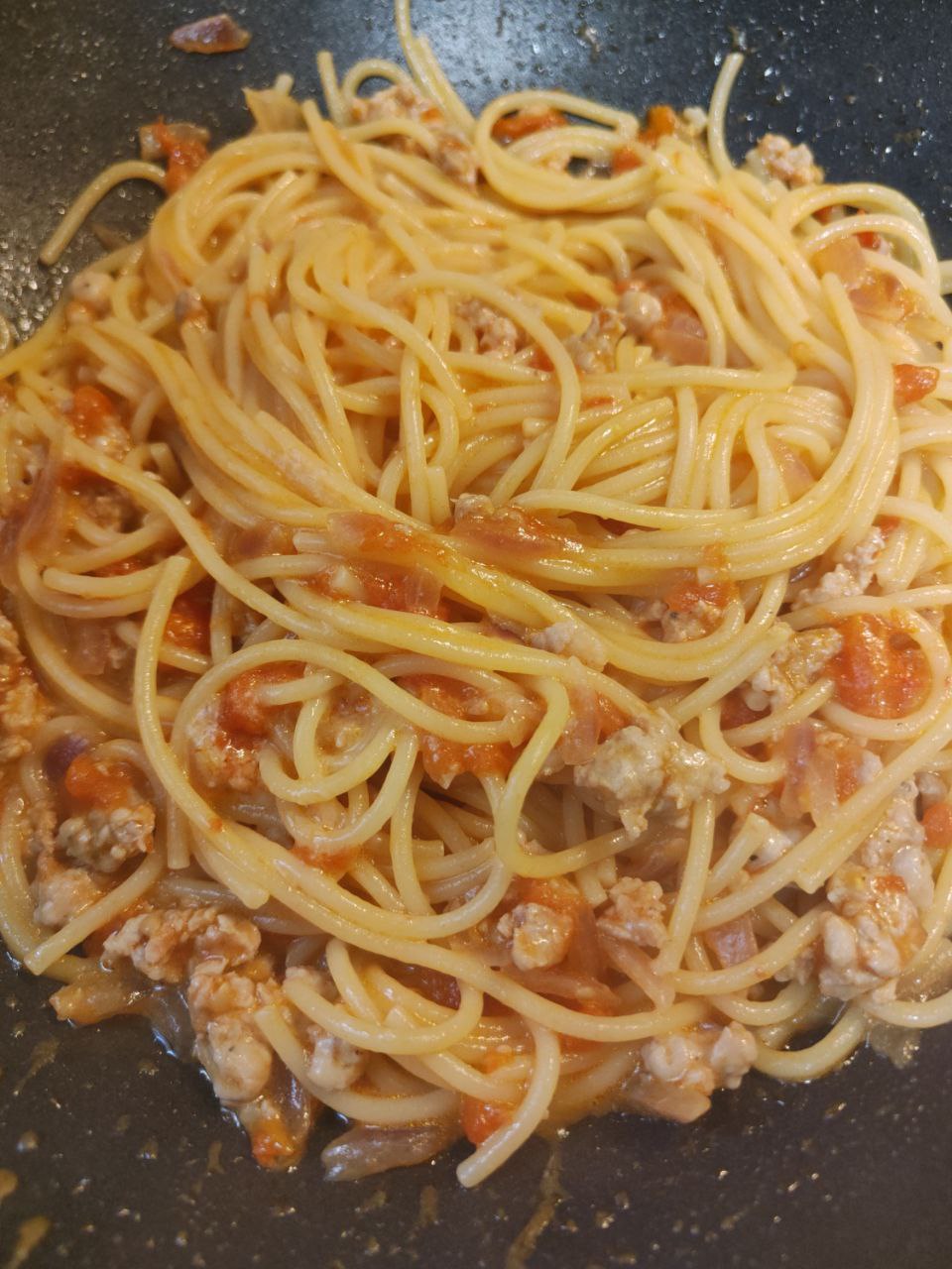 spaghetti con salsiccia cipolla e pomodori piccadilly