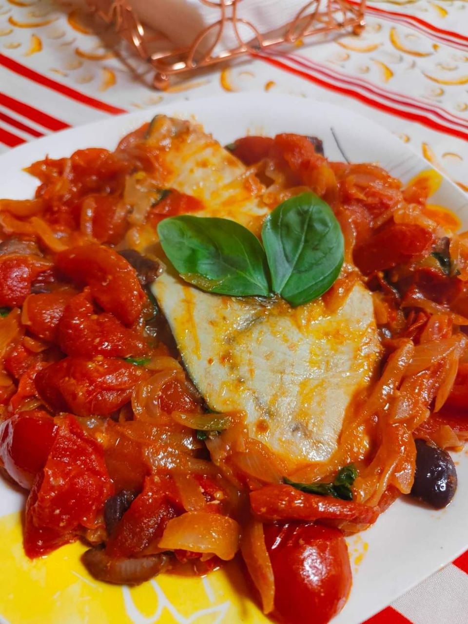 Pesce spada con pomodorini cipolle e olive nere