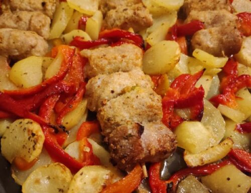 Spiedini di suino con patate e peperoni