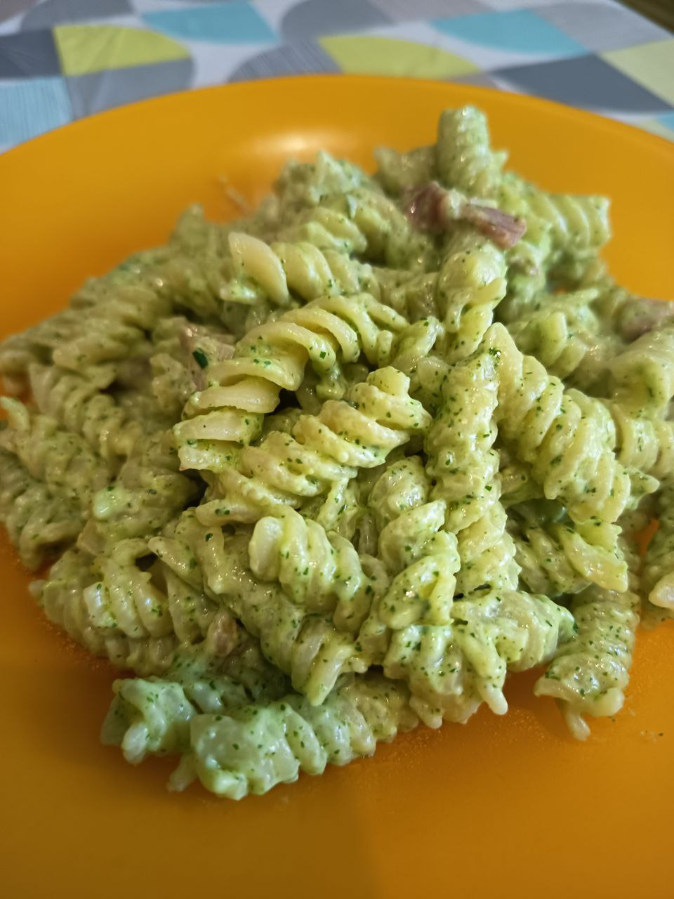 Fusilli con pesto di rucola panna e pancetta - Blog di franpasefora